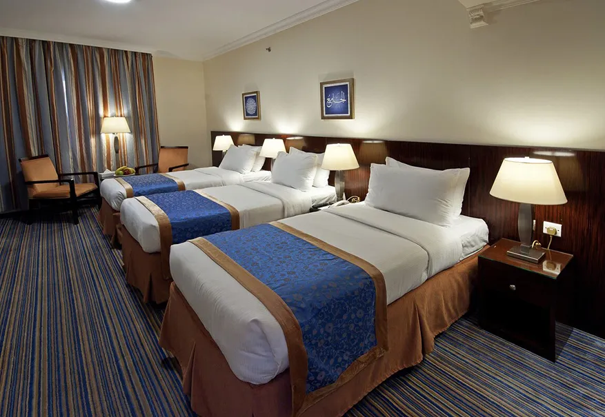 3 single beds room 