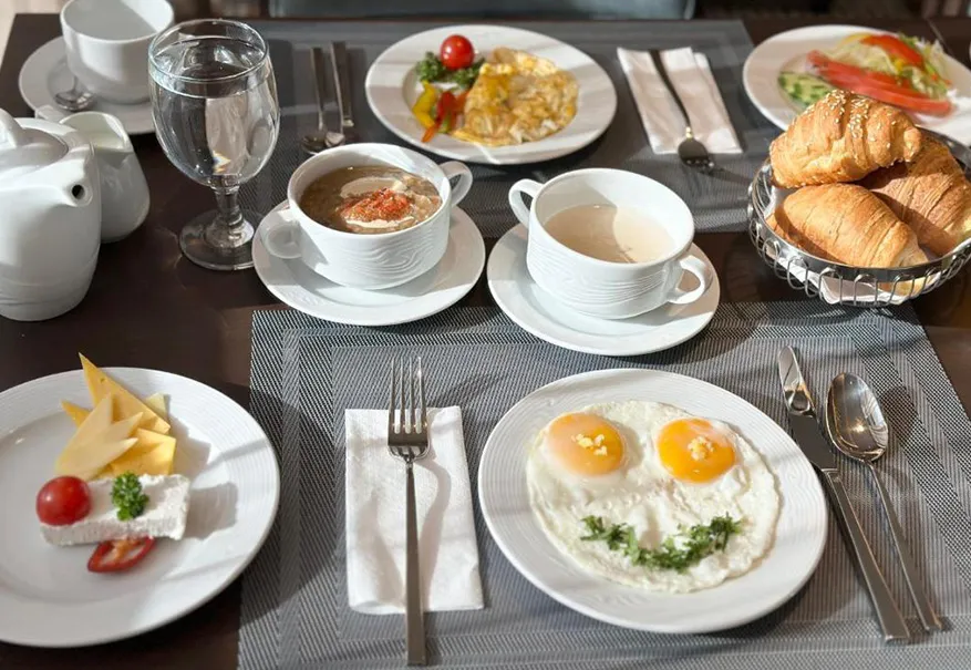 small dishes with fruit in Hotel Ora 
