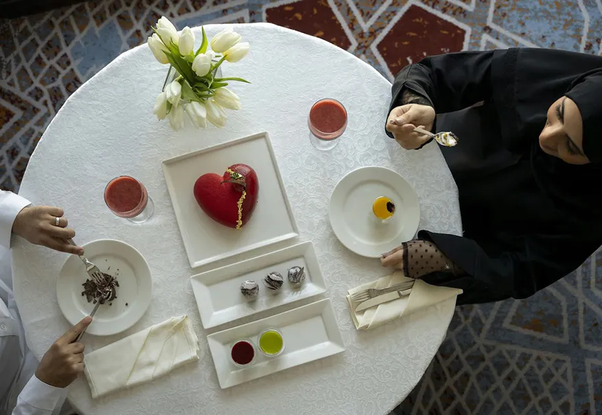 /media/umrah-images/couple-enjoying-food.webp
