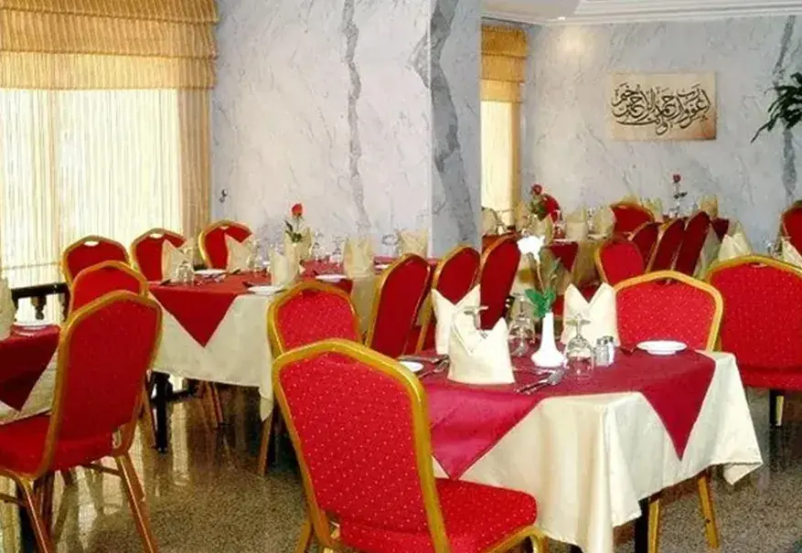 /media/umrah-images/dininig-area%20%281%29.webp