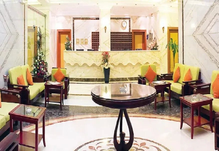 /media/umrah-images/front-desk%20%281%29.webp