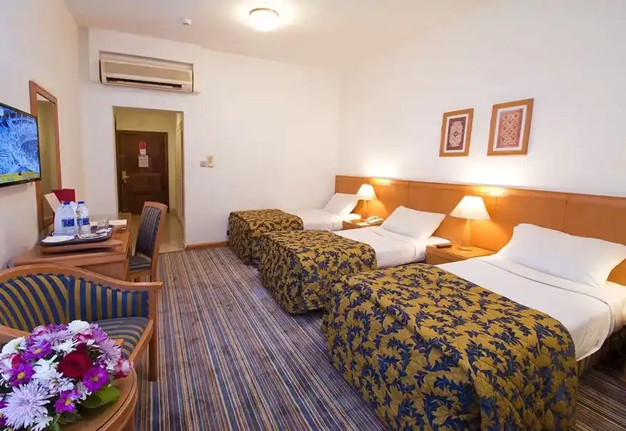 /media/umrah-images/hotel-room-with-3-single-beds%20%282%29.webp