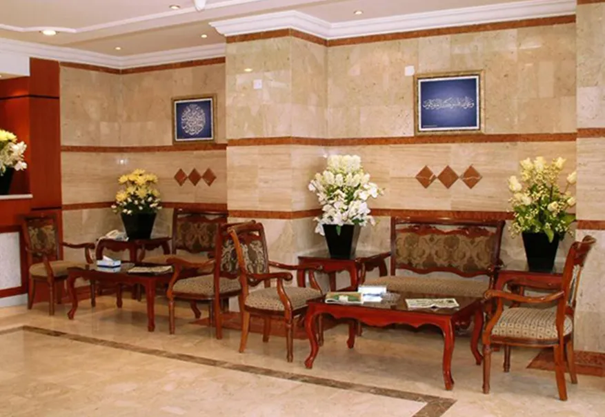 /media/umrah-images/sitting-area%20%2811%29.webp
